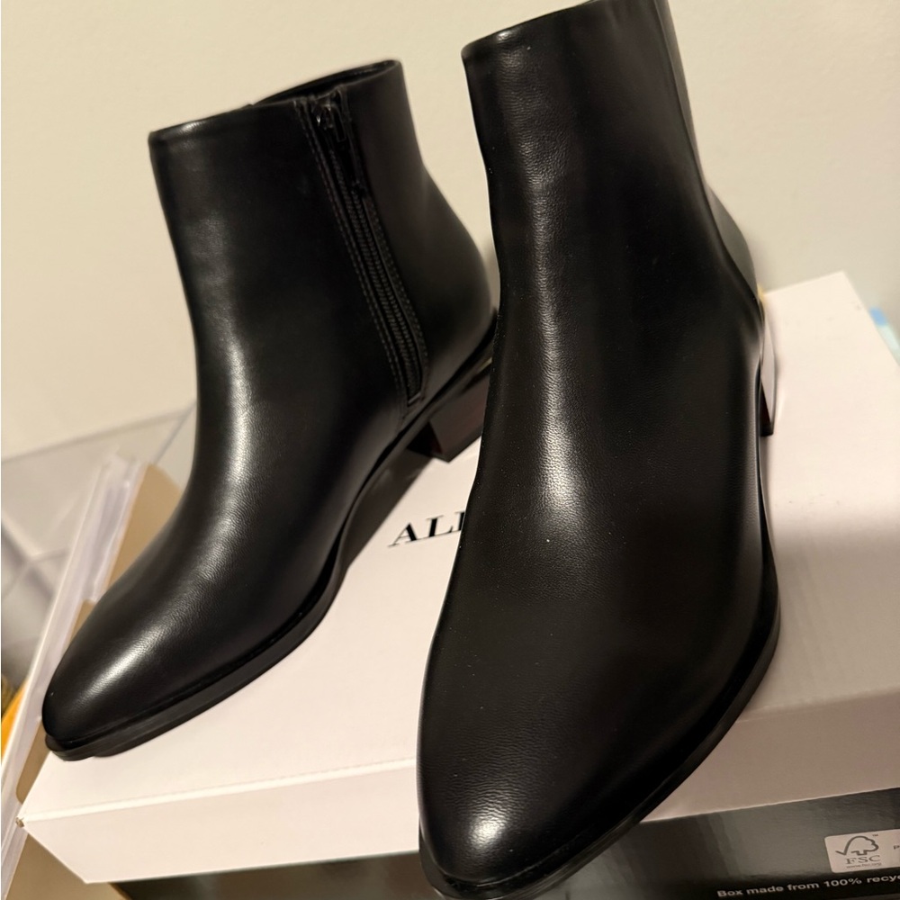 Sleek Black Leather Ankle Boots with Pointed Toe and Side Zipper - Picture 3 of 11